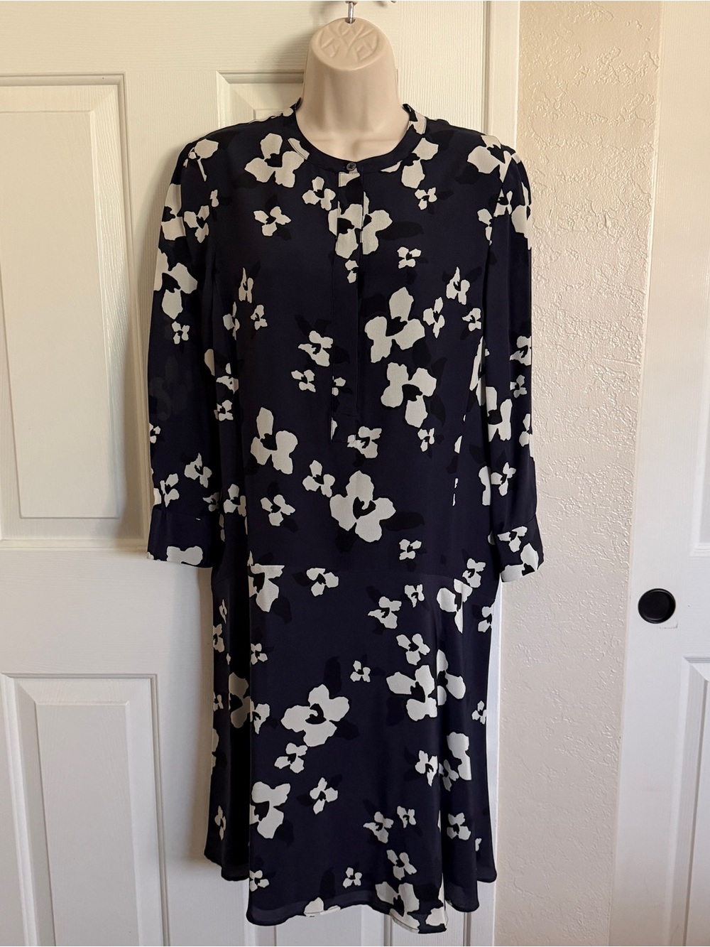 NWOT$415 Theory Navy/ivory Carstan Autumn Print Silk dress Size 8 - Picture 2 of 8